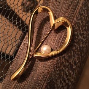 Vintage goldtone heart shaped pearl brooch